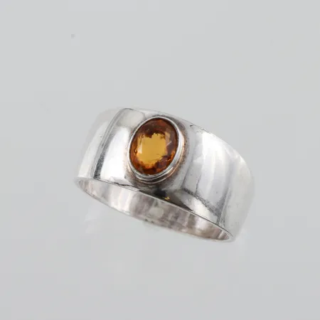 Ring med gul sten, stl 18¼mm, bredd 5,1-9,9mm, silver 835 Vikt: 3,6 g