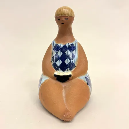 Figurin/bokstöd, höjd 17cm, ABC-flicka, Amalia, Lisa Larsson (1931-2024), Gustavsberg, signerad LL, delvis glaserat stengods, skada på huvud