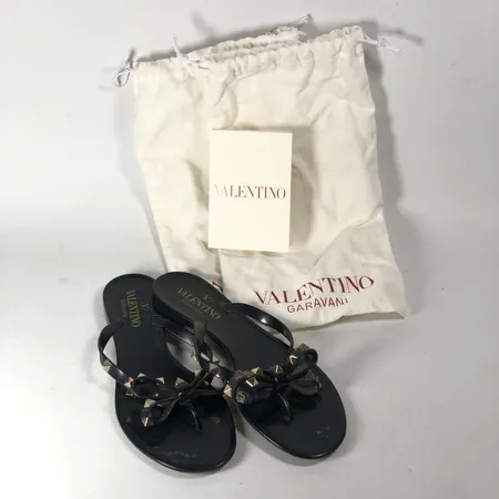 Ett par sandaler Valentino Garavani "The Rockstud", Made in Italy, stl 37, svart gummi, bruksslitage, kvitto samt dustabg