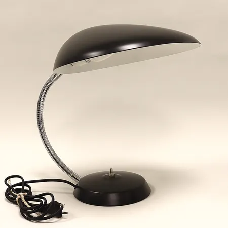 Bordslampa Gubi Cobra, Greta Magnusson Grossman, svartlackerad metall, svart textilsladd, höjd 34cm, fot Ø17cm, skärm 29x29cm, repor på skärmens utsida, samt ett mindre färgbortfall/nagg på insidan,  Skickas med postpaket.