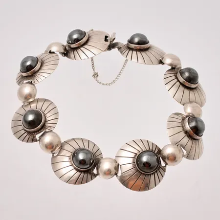 Armband i silver, 20cm, bredd 19,4mm, 8st Hematit, mått Ø8mm, 830/1000, tillverkad av Alton, vikt 28,18g.