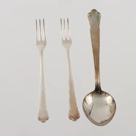 Två gafflar 12,5cm, en sked, 15cm, 830/1000 silver, 52,7g.