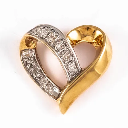 Hänge i 18K guld: Genombrutet hjärta med 3 x c:a 0,005ct och 5 x c:a 0,01ct 8/8 slipade diamanter. Det är 16,5 x 16 mm och väger 2,5g. Stämplad GHA (Guldfynd), 750.
