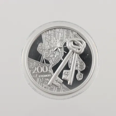 Minnesmynt, 200 Kronor - Carl XVI Gustaf Kungliga slottet Stockholm 250år, Ø36mm, präglat år 2004, plastetui, 925/1000 silver, 27,0g.