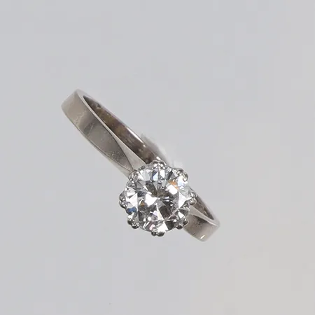 Ring i vitguld med diamant, 1,01ct enligt gravyr, kvalité ca TW/VVS2 stl 18, bredd 2-6mm A&M (Guld & Gravyr Andersson & Magnusson) Göteborg 1984 18K Vikt: 3,7 g