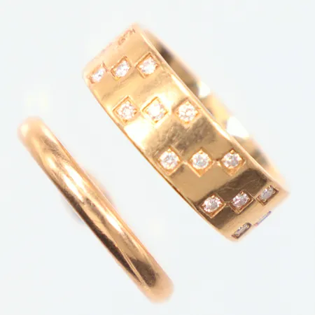 2 ringar varav 1 defekt, gravyr 18k Vikt: 9,9 g