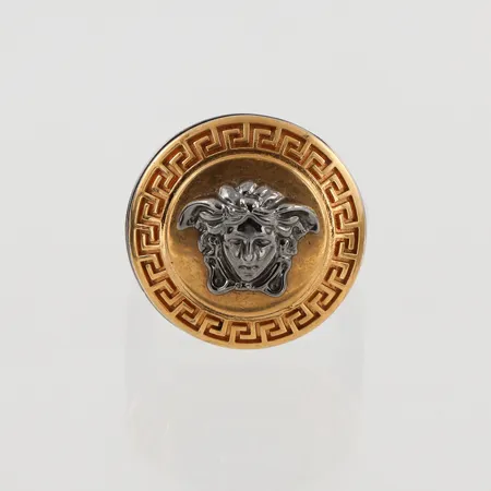 Ring Versace med dekor av Medusa, Ø20, bredd: 3,5-25mm, detaljer i guldfärgad metall, bruksslitage, etui, 