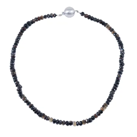 Stencollier av fasetterade bruna naturliga stenar (sannolikt agat). Det är 41 cm långt, 4,5 - 6,5 mm brett. Fint kullås i silver (925/1000) Ø 12 mm. Vikt: 14,4g. 