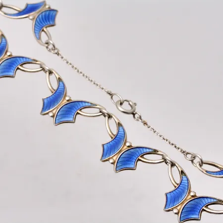 Collier i silver, 47cm, bredd 15,7mm, blå emalj, 925/1000, tillverkad av W.K, Norge, vikt 24,25g.
