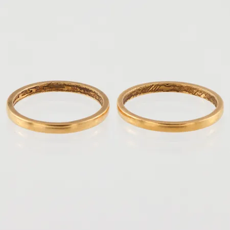 Två ringar, Ø18½+18¾bredd: 2mm, gravyr, 23K, 6,5g.