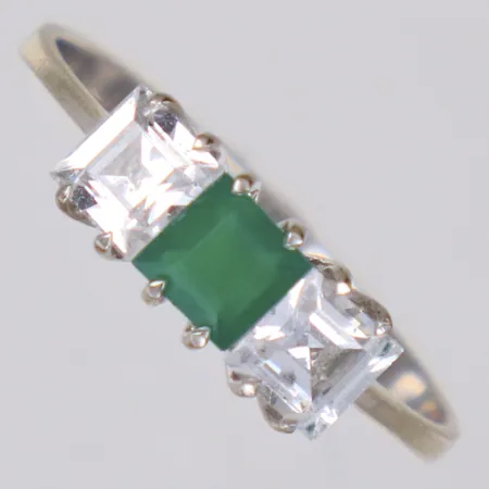 Ring med grön och vita stenar, stl 17½, bredd 1,1-5,2mm, vitguld, 18K Vikt: 1,8 g