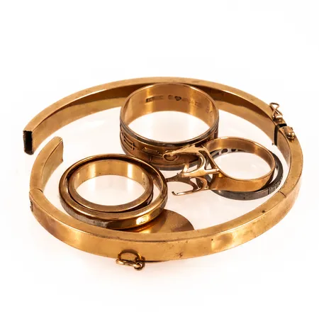 Diverse defekt/graverat guld i 18K. Vikt: 33,7g. 