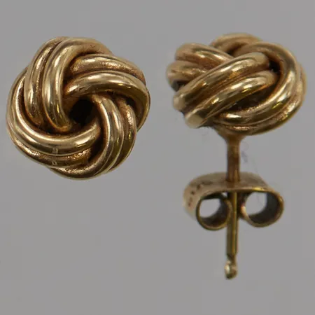 Ett par örhängen 10mm, en snurrebuss saknas, 14K 2,8g.