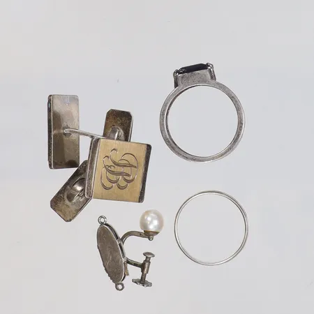 Diverse silver delvis ostämplat, defekt, gravyr med sten och plast silver 830/1000 Vikt: 24,7 g