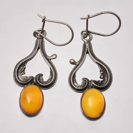 1par örhängen i silver, mått 15,6x47,9mm, Bärnstensliknande, mått 8x10mm, 925/1000, vikt 5,41g.