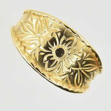 Ring Norrbottensring, stl 19, bredd 4-11 mm, 18K. Vikt: 5,1 g