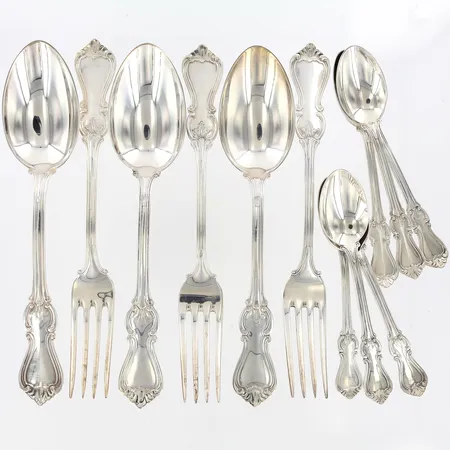 3 matskedar 18cm, 3 matgafflar 17,5cm, 6 kaffeskedar 12cm, modell Olga, silver 830/1000 Vikt: 336,3 g