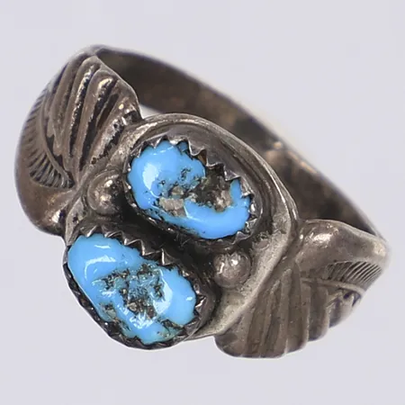 Ring med turkosa stenar stl 19¾ bredd 3-13mm silver 830/1000 Vikt: 5,4 g