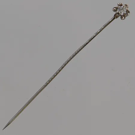 Nål med diamant ca 0,04ct, 49mm, vitguld 18K 0,6g.