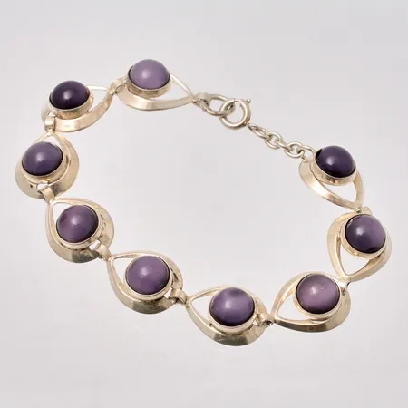 Armband i silver, 20cm, bredd 13,8mm, 9st lila stenar, mått Ø8,7mm, 830/1000, vikt 18,58g.
