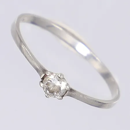 Ring med vit sten stl 18¼ bredd 2-5mm silver 925/1000  Vikt: 1 g