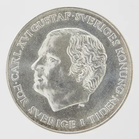 Minnesmynt Carl XVI Gustaf Sveriges Konung, nominellt värde 200kr, ca 36mm, skadad plastetui, silver 925/1000  Vikt: 27 g