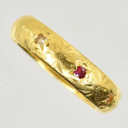 Ring med vita stenar och röd sten, stl 18¼, bredd 5 mm, 23K. Vikt: 7,2 g