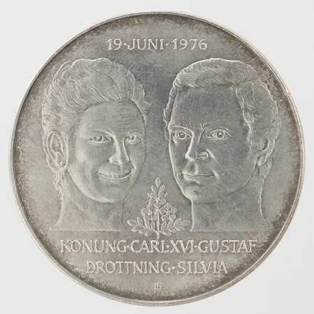 Minnesmynt Konung Carl XVI Gustaf och Drottning Silvia, 19 juni 1976, 50kr, Ø 36mm, repig, 925/1000 silver Vikt: 26,8 g
