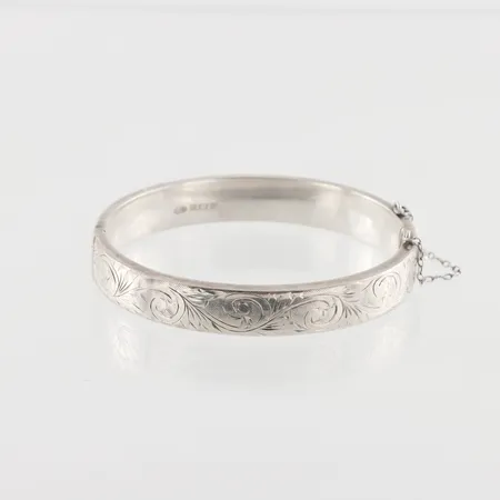 Stelt armband, cicelerad dekor, innermått. 60x55mm, bredd: 10,5mm, mindre bucklor, 830/1000 silver, 15,3g.