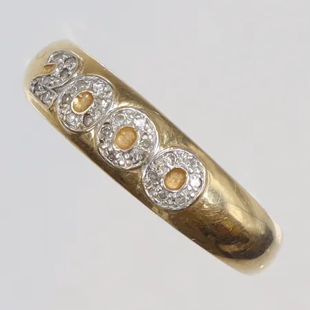 Ring med vita stenar, stl 19, bredd 2-5mm, 18K Vikt: 4,3 g