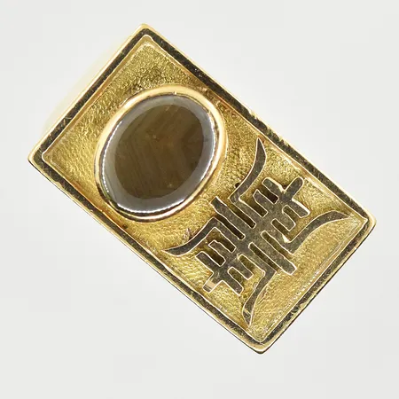 Klackring med sten samt kinesiskt tecken, stl 17½, bredd 4-11 mm, 14K. Vikt: 7,1 g