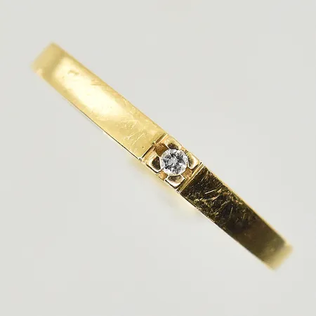 Ring med vit sten, stl 18, bredd 2 mm, 18K. Vikt: 2,3 g