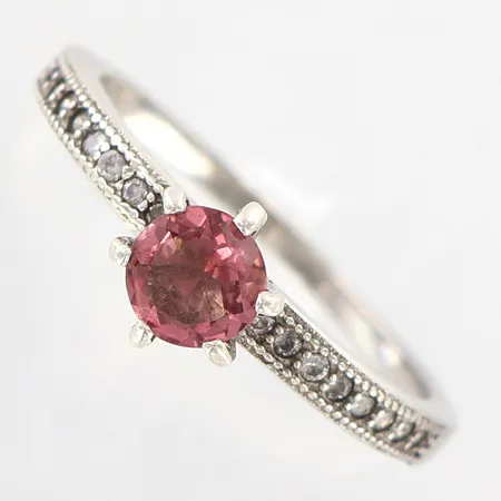 Ring med stenar stl 16½, bredd:1-6mm, silver 925/1000 Vikt: 1,7 g