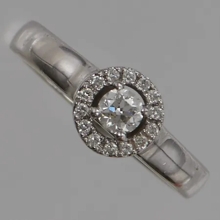 Ring briljantslipade diamanter 1x ca 0,20ct + 14x ca 0,01ct, Ø17, bredd:3-8mm, Guldfynd, vitguld 18K 6,0g.