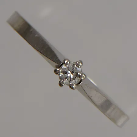 Ring diamant 0,07ct, Ø16¾, bredd:3mm, vitguld 18K 1,8g.