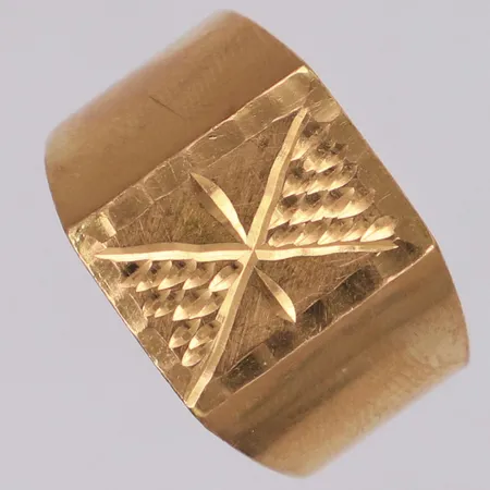 Klackring, stl 19½, bredd 5,6-13,8mm, repor, skev, 21K  Vikt: 5,3 g