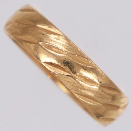 Ring med mönster, stl 18¼, bredd 5mm, gravyr, 18K  Vikt: 3,5 g