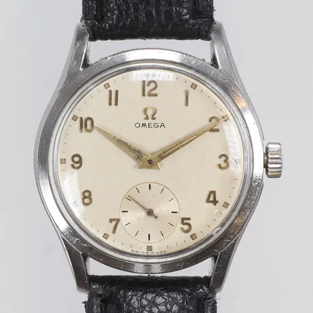 Herrur Omega Ø36mm ref nr. 2639-14 snr 13707811 ca år 1952 cal. 266, manuell uppdragning, fläckig urtavla, utbytt krona, defekt läderband 