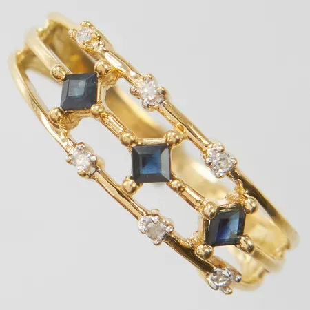 Ring med safirer samt åttkantslipade diamanter 0,05ctv enligt gravyr, stl 19¼, bredd 2-8mm, GHA, nagg på sten, 18K Vikt: 4,1 g