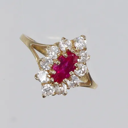 Ring i carmosé med röd samt vita stenar stl 17¼ bredd 1,5-14mm 14K Vikt: 2,2 g