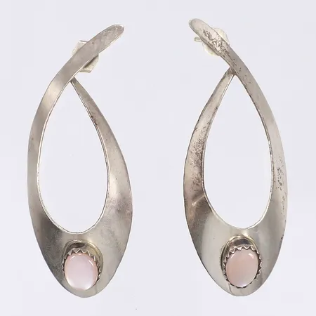 Ett par örhängen med lila stenar längd 50mm bredd 20mm något buckliga silver 925/1000 Vikt: 6 g