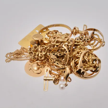 Diverse defekt guld, 18K, vikt 71,3g.