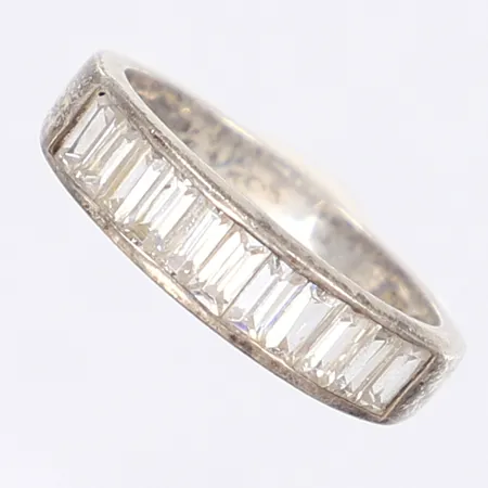 Ring med vita stenar stl 18¼ bredd 3-5mm ojämn skena silver 925/1000 Vikt: 3,6 g