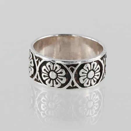 Ring blommönster, stl 21½mm, bredd 10,3mm, silver Vikt: 8,2 g