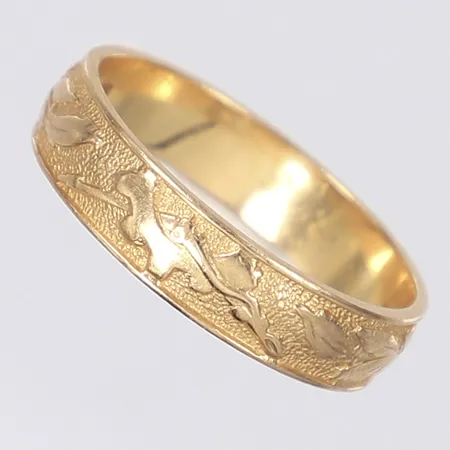 Ring med mönstrad dekor stl 21¼ bredd 5mm repig 18K   Vikt: 5,6 g