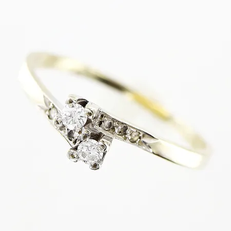 Ring med diamanter 2 x ca 0,04ct briljantslipade, 6 x ca 0,005ct 8/8 slipade, stl 17½, bredd 1-5mm, vitguld, i behov av rodiering, 18K Vikt: 1,7 g