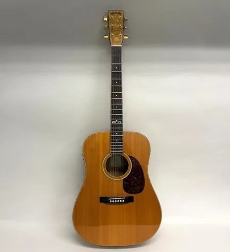 Halvakustisk gitarr Martin & Co, Shenandoah D-6732, ask/rosewood, inlägg i sköldpadd, serienummer 506296, handgjord i USA, delar från Japan, krackellerad frontlack, mjukt originalfodral Skickas med Bussgods eller PostNord