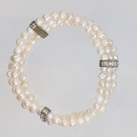 Armband med odlade sötvattenpärlor treradigt samt vitmetall och vita stenar längd ca 17,5cm 