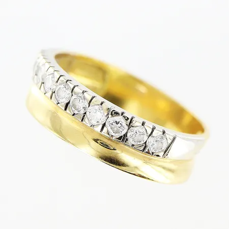 Ring med diamanter 10 x ca 0,03ct, stl 15¾, bredd 5mm, vit/gulguld, GHA, 18K Vikt: 3 g