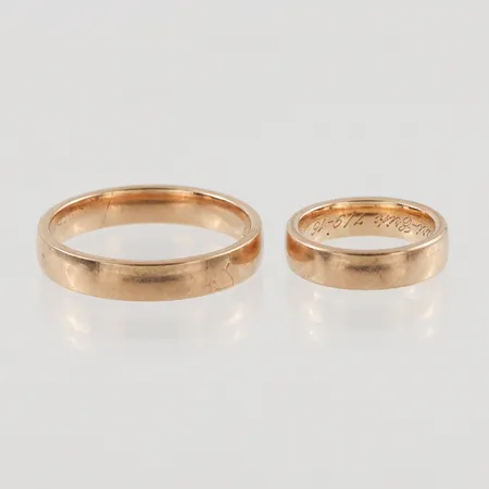 Två släta ringar med gravyr, Ø16+23½, 9K, 12,5g.